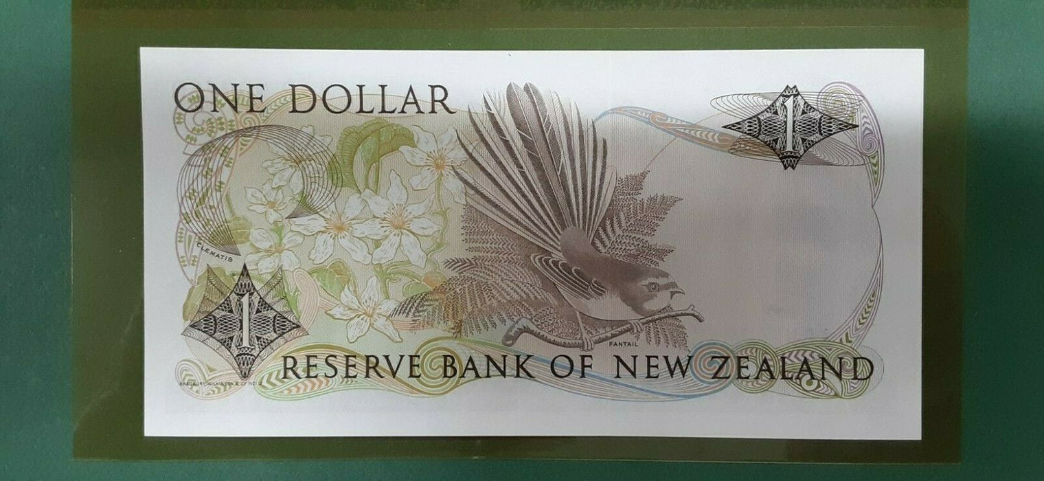 1985 New Zealand One Dollar Banknote Crisp Uncirculated in Stamped Info Card