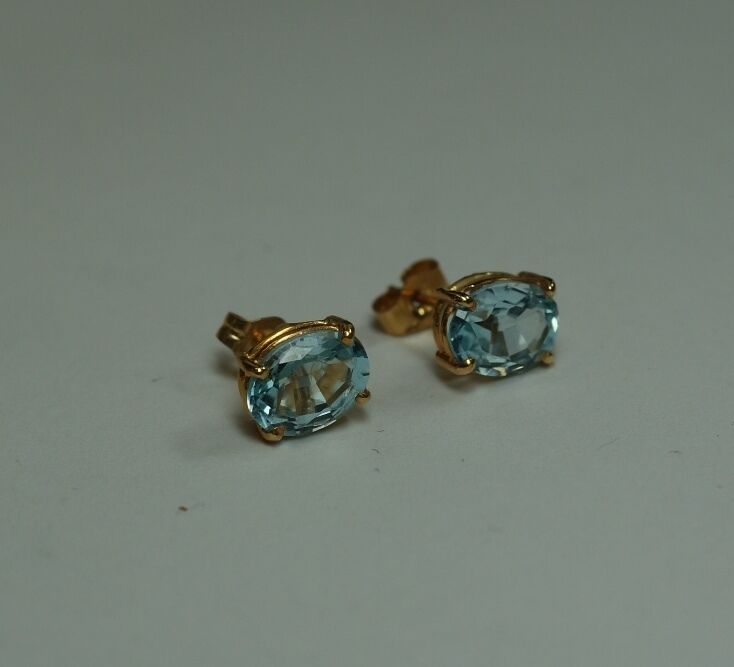 Ladies Pair of 14K Yellow Gold Oval 6x8mm Aquamarine Earrings